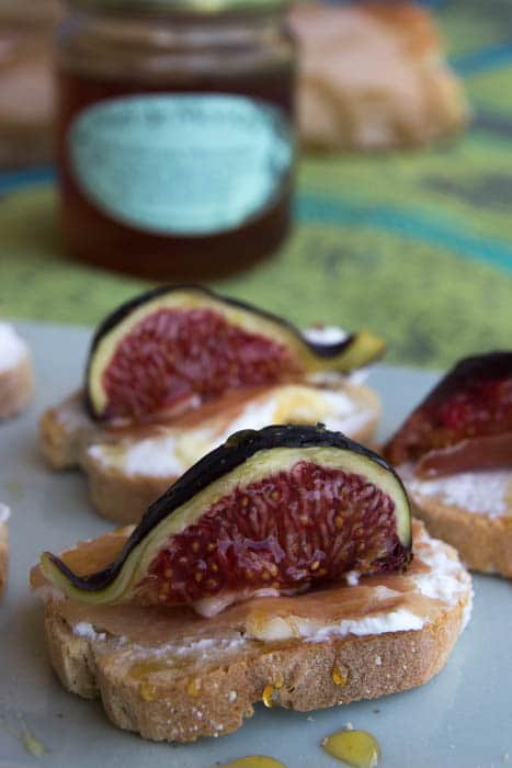 Crostini with figs, ricotta and honey