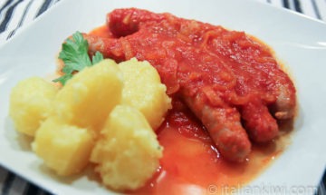 Braised sausages with tomato and onion