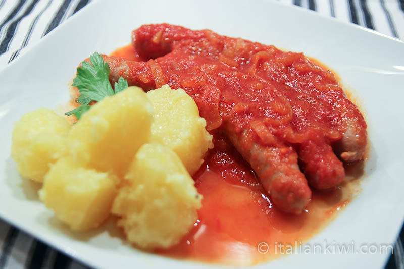 Braised sausages with tomato and onion