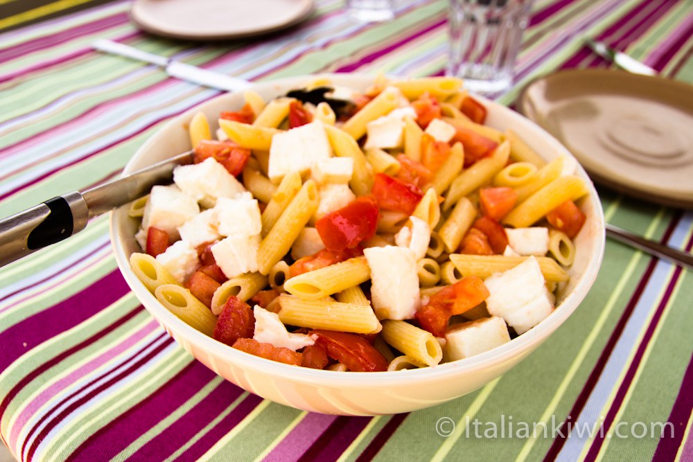 Penne con mozzarella e pomodoro