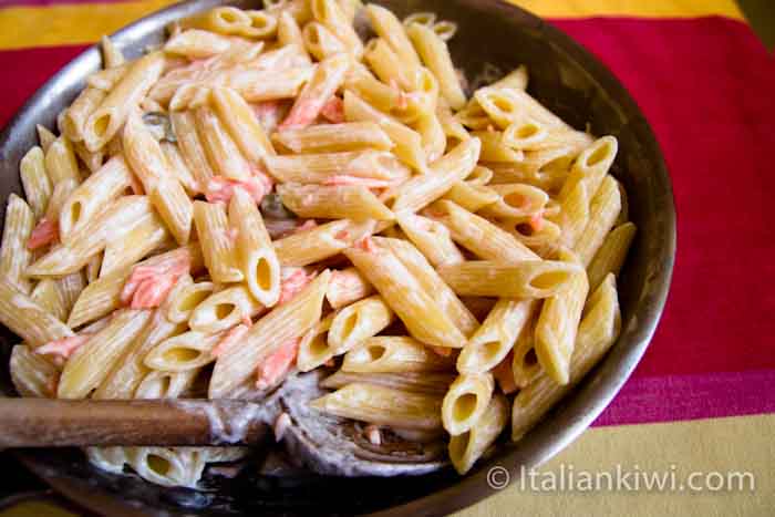 Pasta with salmon and cream