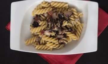 pasta with red lettuce, speck and gorgonzola