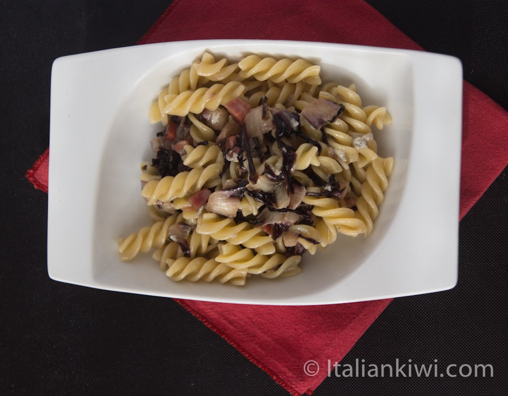 pasta al radicchio, speck e gorgonzola