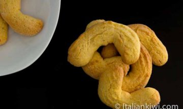 Crumiri (Crunchy Cornmeal Cookies)