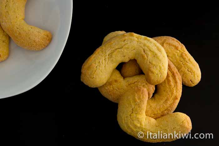 Crumiri - crunchy cornmeal cookies