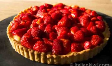 tart with strawberries and "crema"