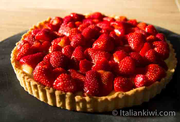 tart with strawberries and "crema"