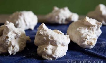 Meringues with hazelnuts