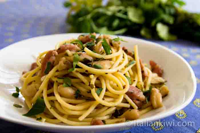 Spaghetti with herbs, bacon and dried beans