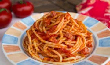 Spaghetti all'amatriciana with tomatoes, bacon and chillis