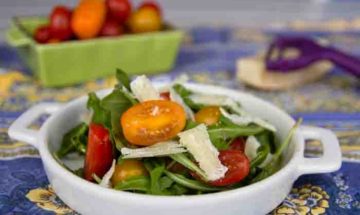 Rocket and tomato salad with shavings of parmesan cheese