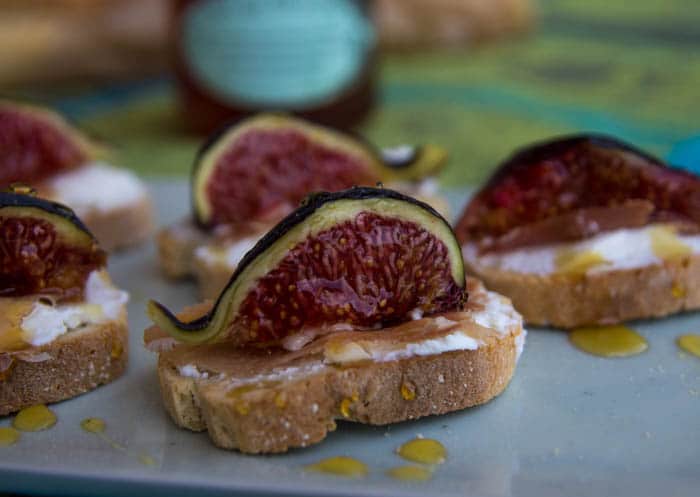 Crostini with figs, ricotta and honey