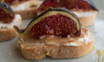 Crostini with figs, ricotta and honey