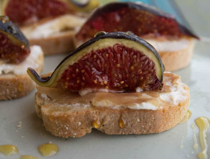 Crostini with figs, ricotta and honey